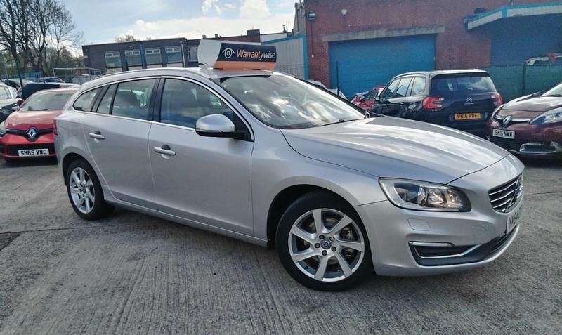 Usado Volvo V60 SE Lux 115 CV (84 kW) 2015 Plateado Familiar