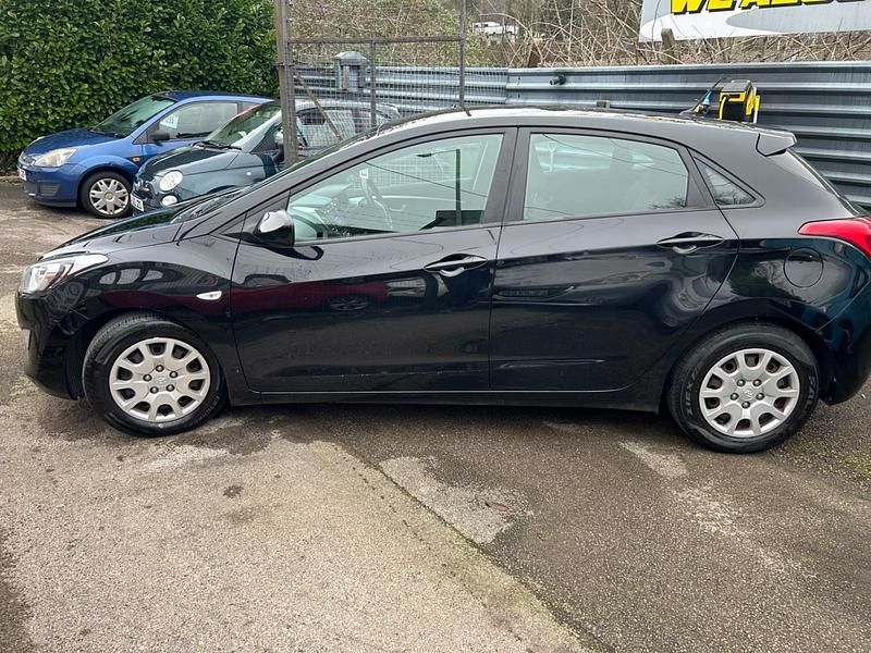 Begagnad Hyundai i30 Classic 100 HK (73 kW) 2013 Svart Halvkombi