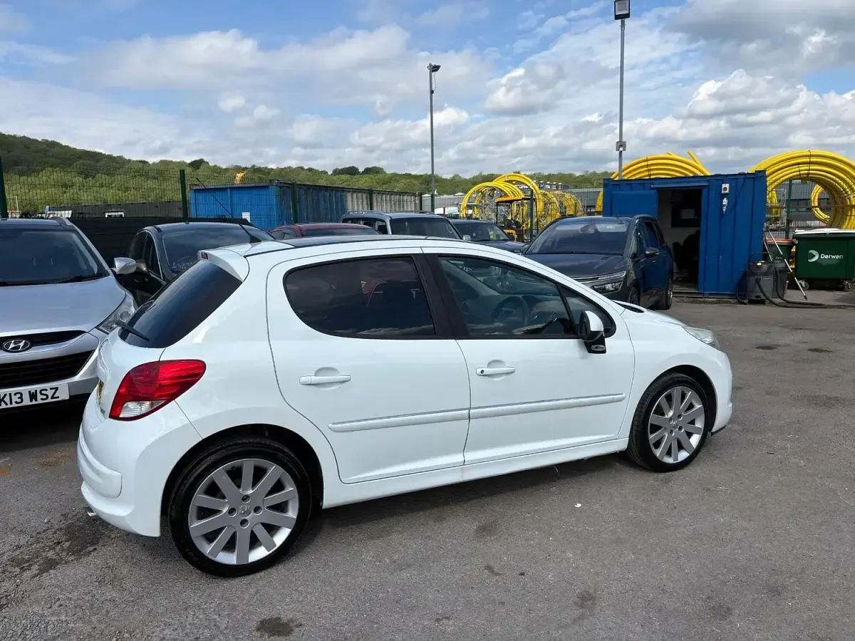 Used Peugeot 207 2012 White Hatchback