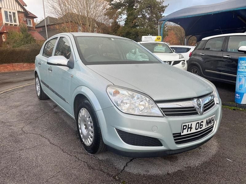 Green Used 2009 Vauxhall Astra Hatchback | £2,495 (Fair price) - Image 1/4