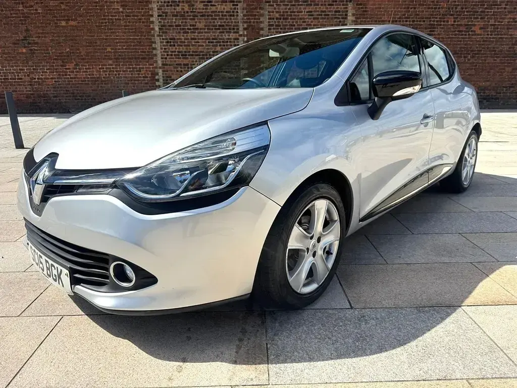Begagnad Renault Clio IV Dynamique 90 HK (66 kW) 2015 Silver Halvkombi
