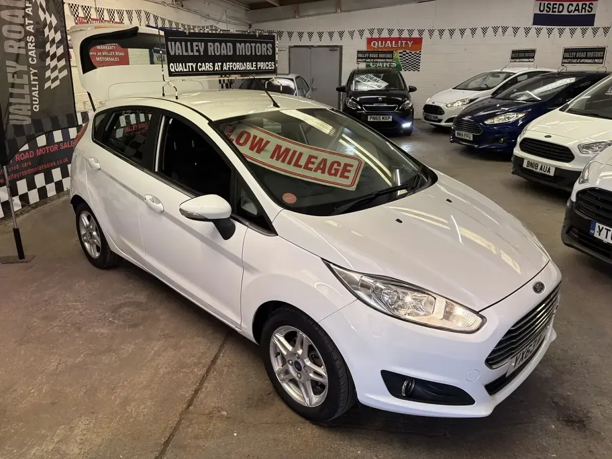 Used Ford Fiesta Zetec 82 HP (60 kW) 2013 White Hatchback