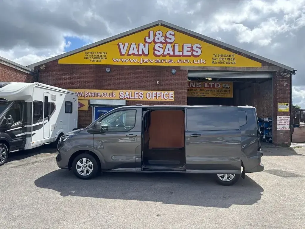 Gebraucht Ford Transit Custom Limited 140 PS (102 kW) 2024 Grau Van