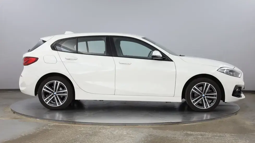 Used BMW 118 Sport Line 134 HP (98 kW) 2023 White Hatchback