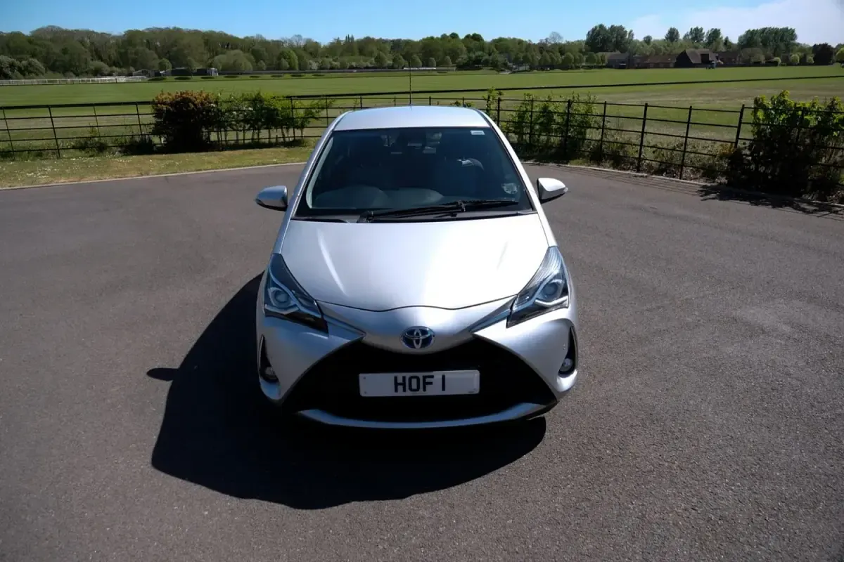 Usado Toyota Yaris Hybrid 2018 Plateado Utilitario