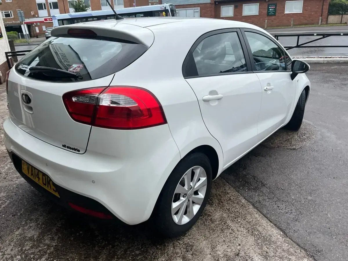 Used Kia Rio 85 HP (62 kW) 2014 White Hatchback