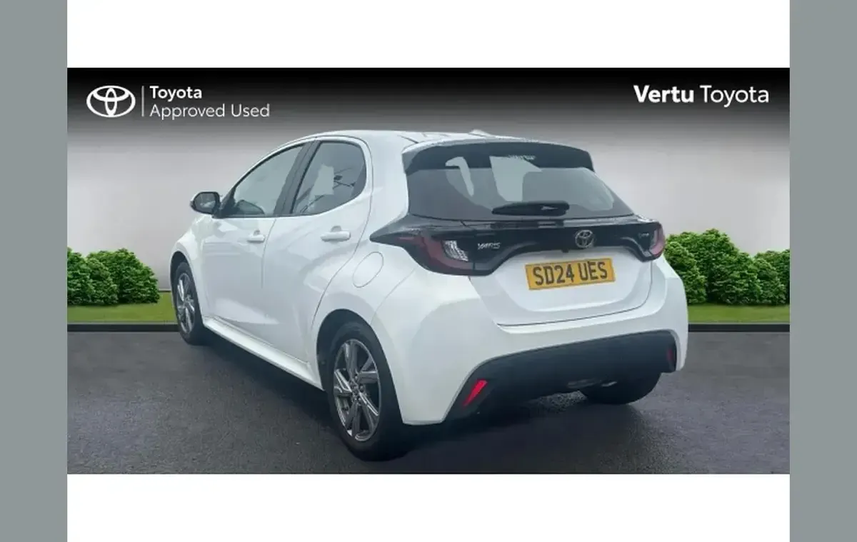 Used Toyota Yaris 113 HP (83 kW) 2024 White Hatchback