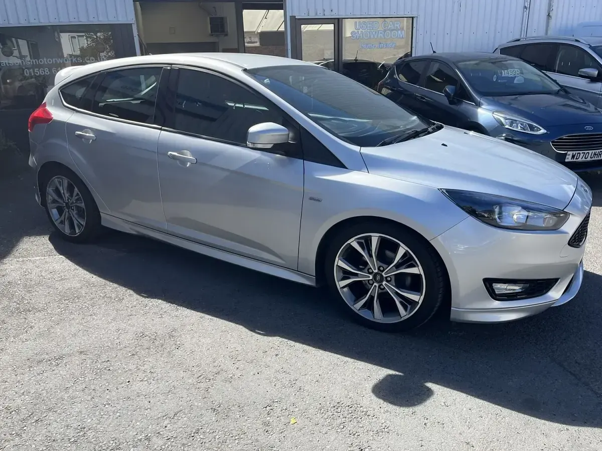 Used Ford Focus ST-Line 125 HP (91 kW) 2017 Silver Hatchback