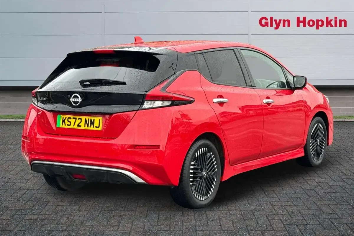 Begagnad Nissan Leaf Tekna 110 kW (150 HK) 2022 Röd Halvkombi