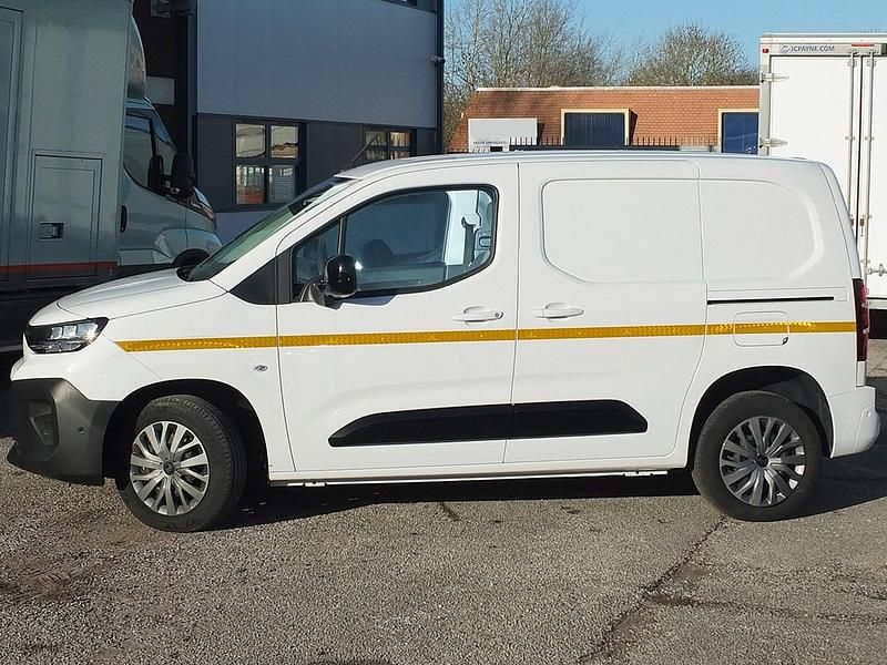 Begagnad Citroën Berlingo 100 HK (73 kW) 2024 Vit Minibuss