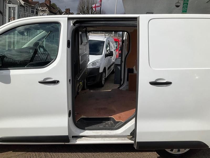 Used Citroën Dispatch 100 HP (73 kW) 2019 White MPV