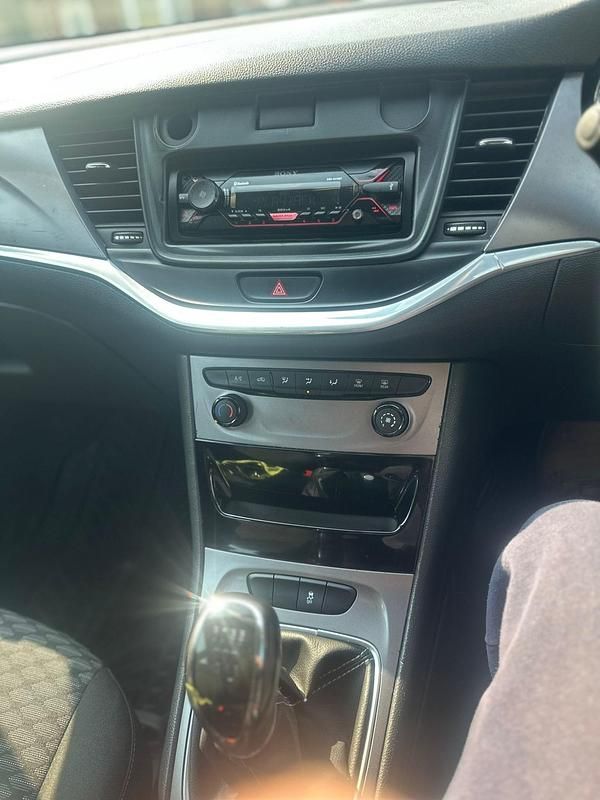 Used Vauxhall Astra 2017 White Hatchback