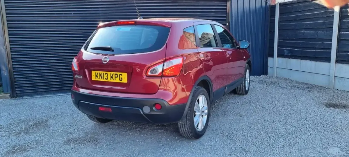 Usado Nissan Qashqai Acenta 117 HP (86 kW) 2013 Vermelho SUV