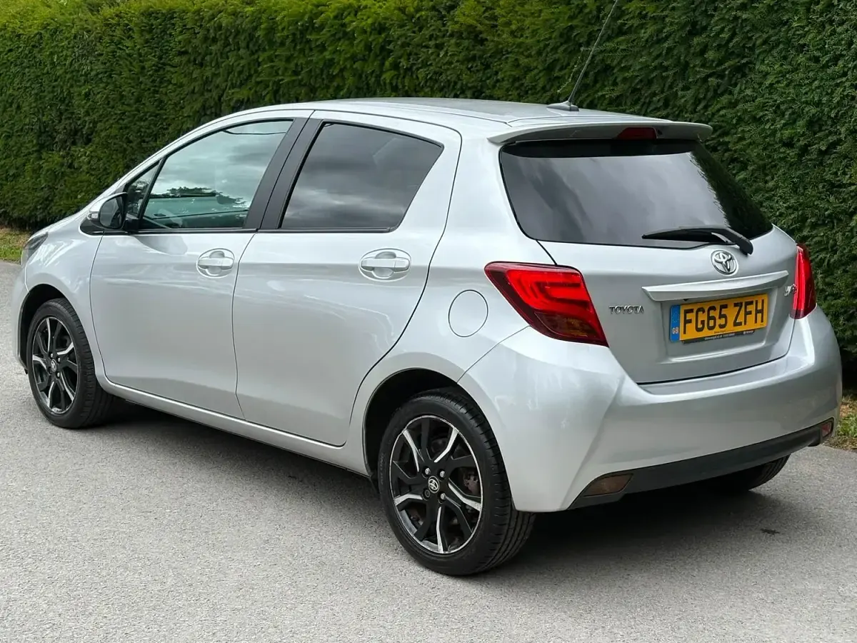 Used Toyota Yaris Sport 99 HP (72 kW) 2015 Silver Hatchback