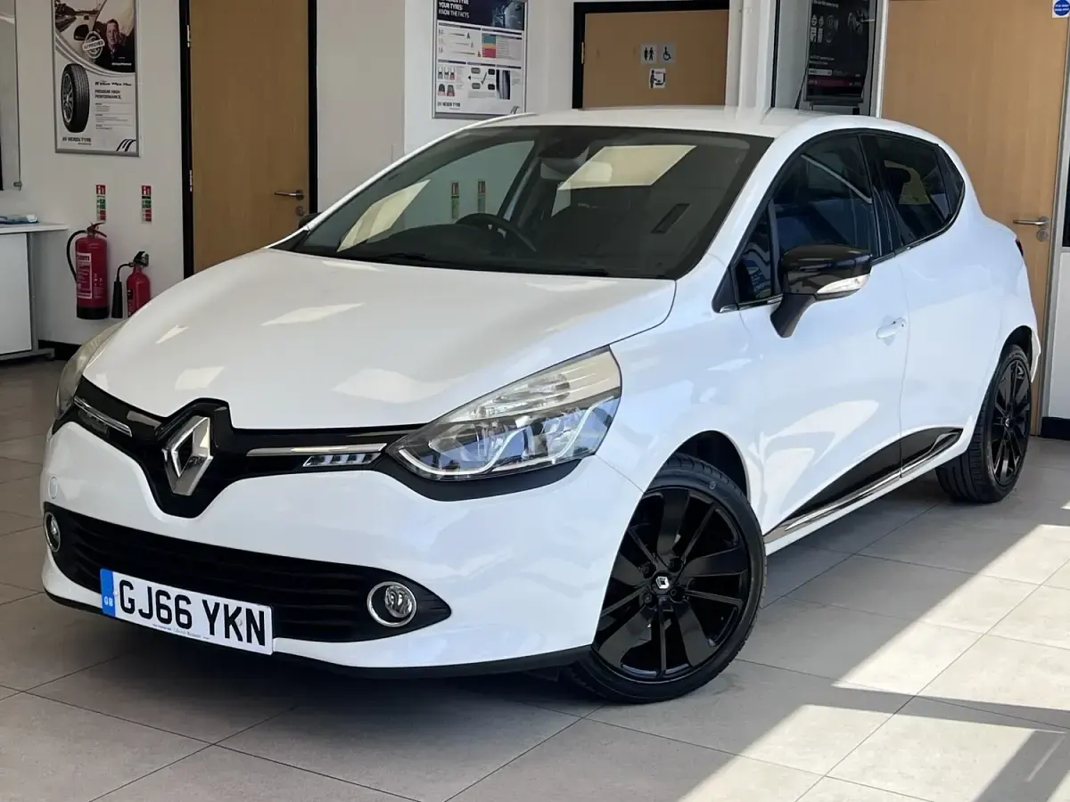 Used Renault Clio Dynamique 90 HP (66 kW) 2016 White Hatchback
