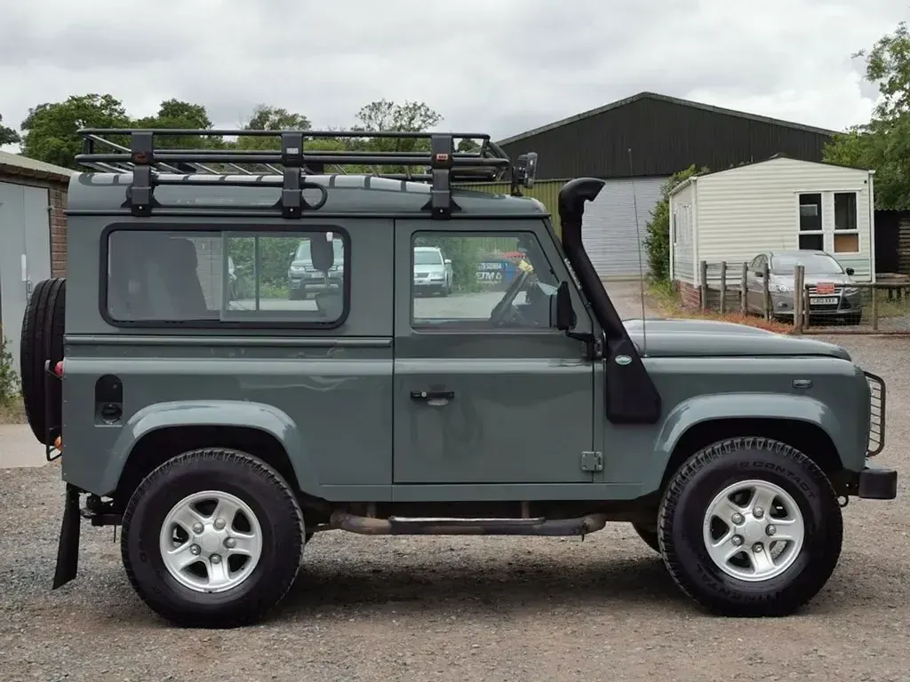 Used Land Rover Defender 122 HP (89 kW) 2012 Green Estate