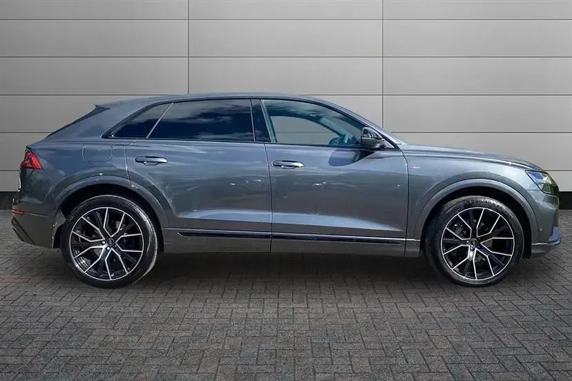 Begagnad Audi Q8 Black Edition 340 HK (250 kW) 2023 Grå SUV