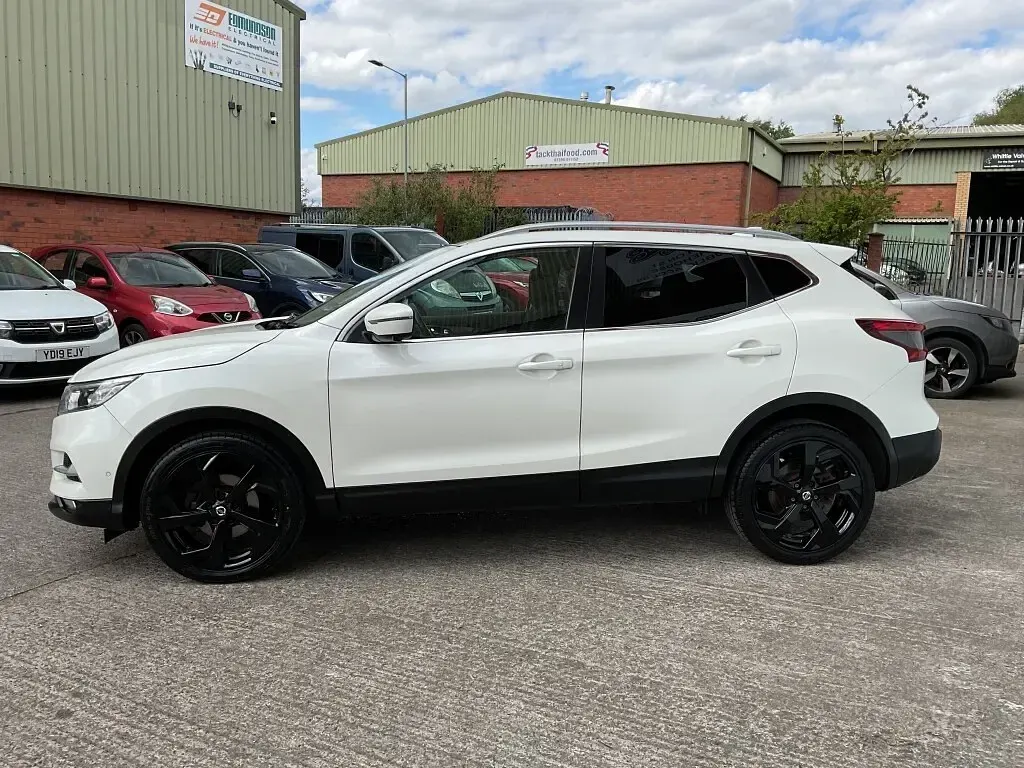 Used Nissan Qashqai Tekna 2018 White SUV