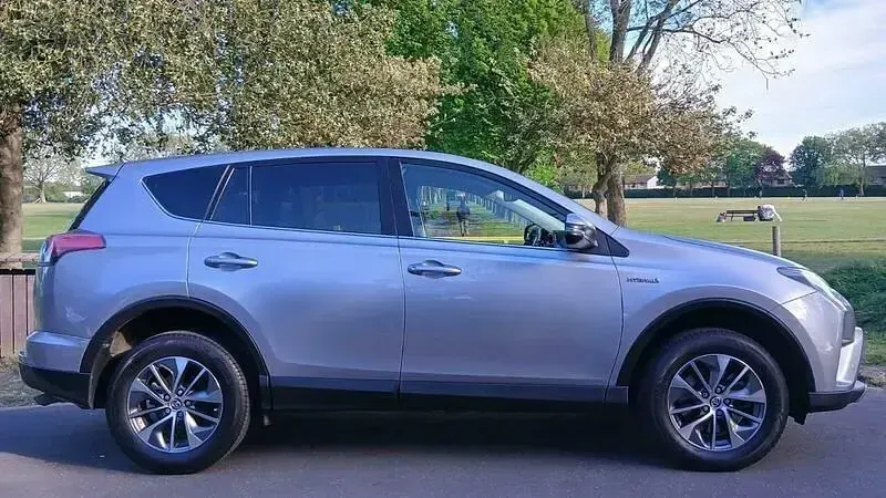 Usado Toyota RAV4 197 HP (144 kW) 2018 Prateado SUV