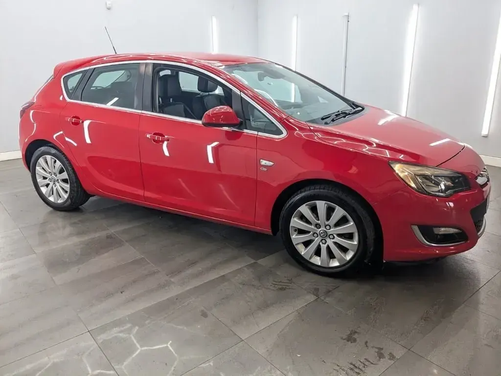 Używany Vauxhall Astra Elite 165 KM (121 kW) 2014 Czerwony Hatchback