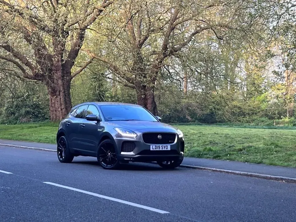 Usado Jaguar E-Pace R-Dynamic 180 CV (132 kW) 2019 Gris SUV
