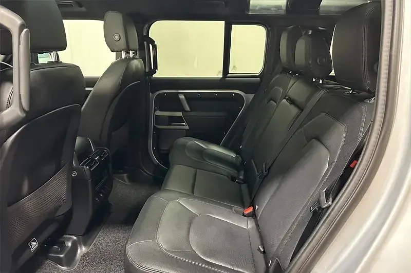 Usado Land Rover Defender SE Dynamic 245 HP (180 kW) 2024 Prateado SUV
