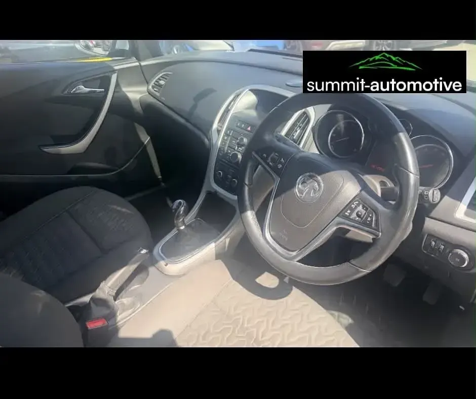 Used Vauxhall Astra 2013 White Hatchback