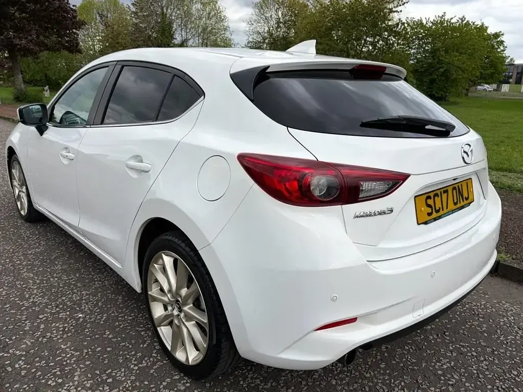 Używany Mazda 3 Inclusive 121 KM (88 kW) 2017 Biały Hatchback