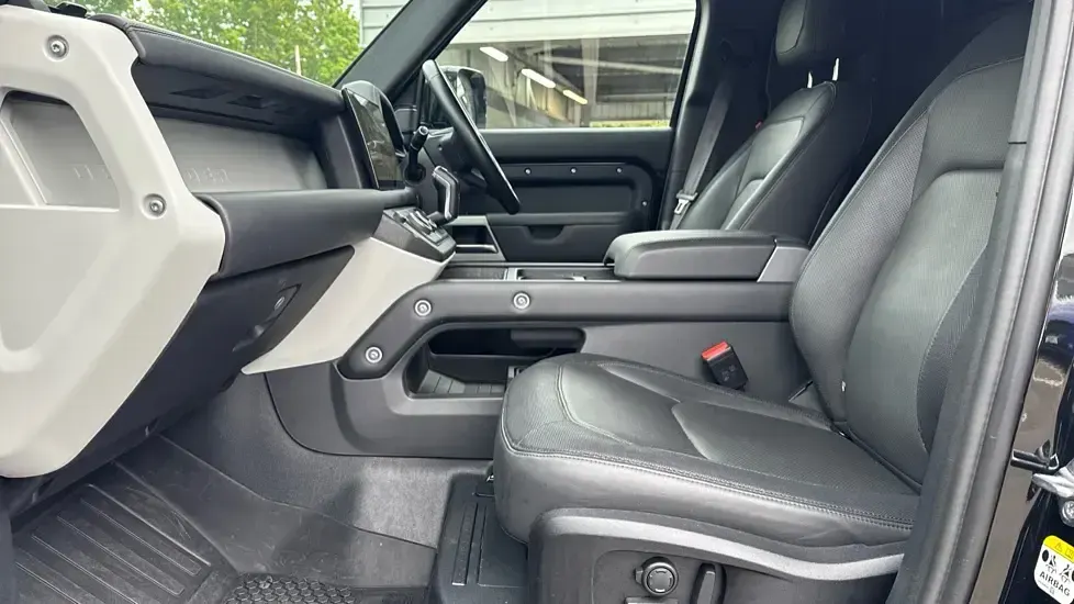 Used Land Rover Defender HSE Dynamic 300 HP (220 kW) 2023 Black SUV