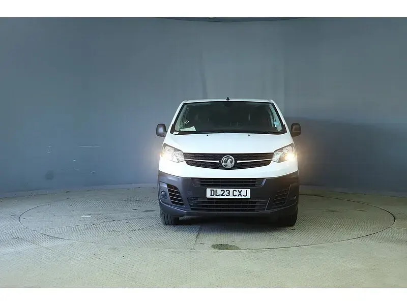 Second-hand Vauxhall Vivaro 100 CP (73 kW) 2023 Alb Monovolum