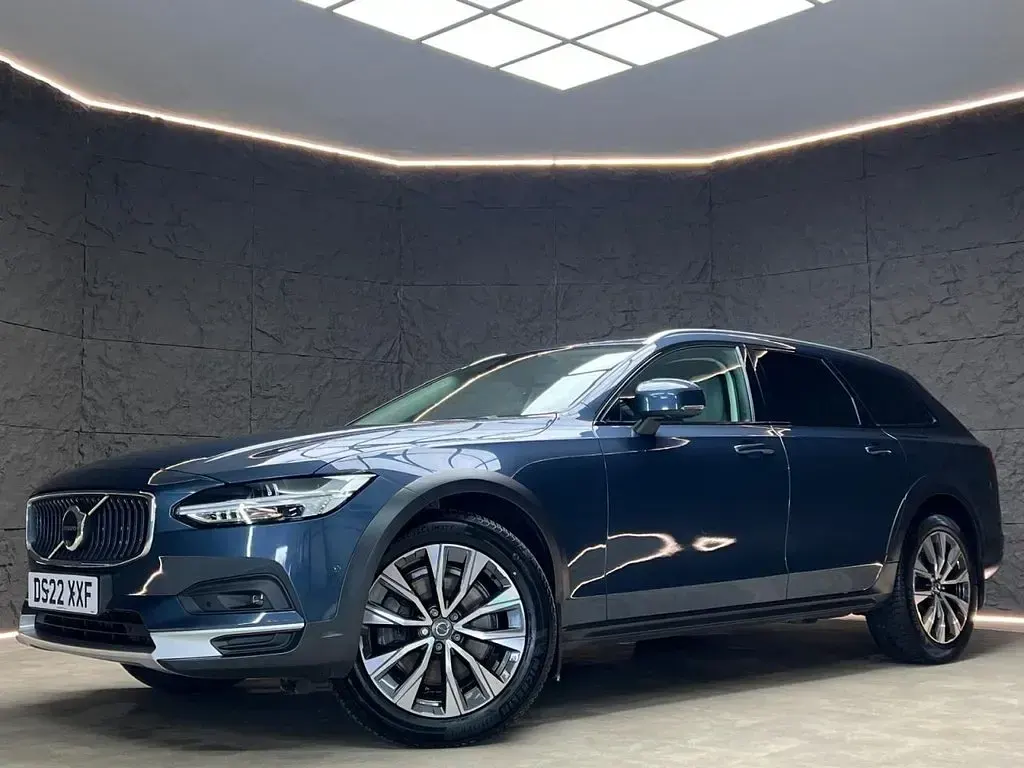 Used Volvo V90 CC Plus 250 HP (183 kW) 2022 Blue Estate