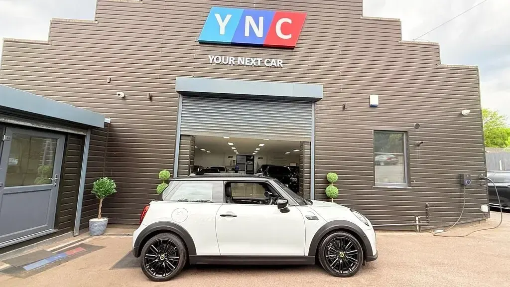 Usado Mini Cooper SE Hatch 135 kW (184 CV) 2021 Plateado Utilitario