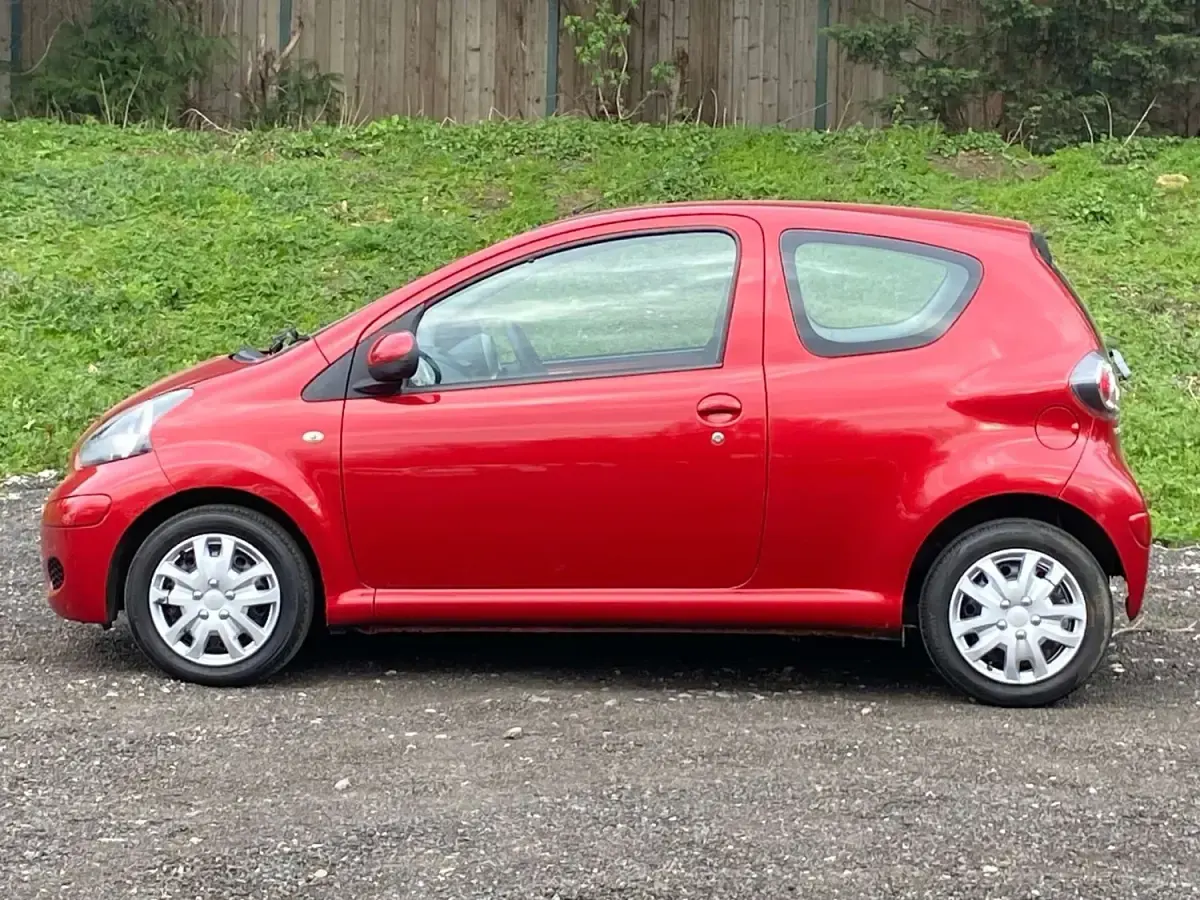 Usado Toyota Aygo 68 HP (50 kW) 2011 Vermelho Citadino