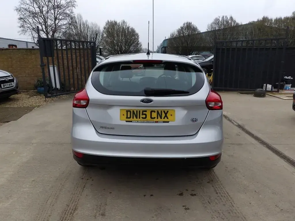 Used Ford Focus Zetec 115 HP (84 kW) 2015 Silver Hatchback