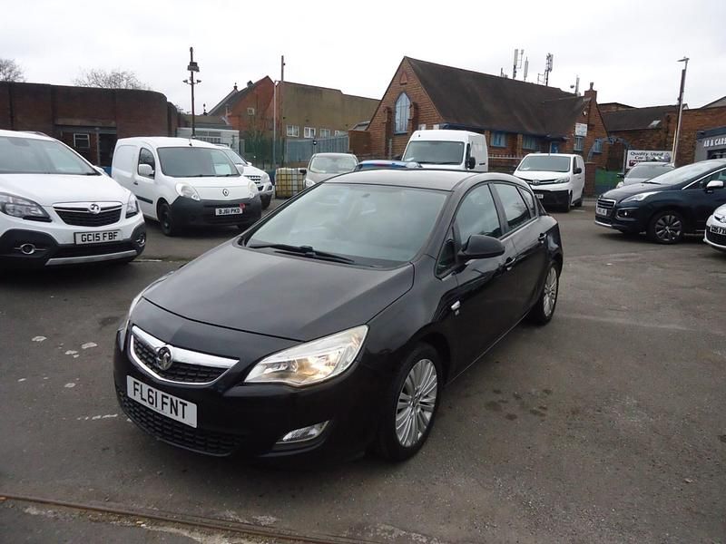 Used Vauxhall Astra Excite 115 HP (84 kW) 2011 Black Hatchback