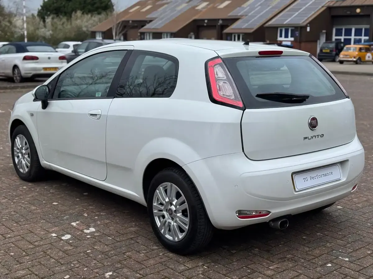 Used Fiat Punto Easy 69 HP (50 kW) 2013 White Hatchback