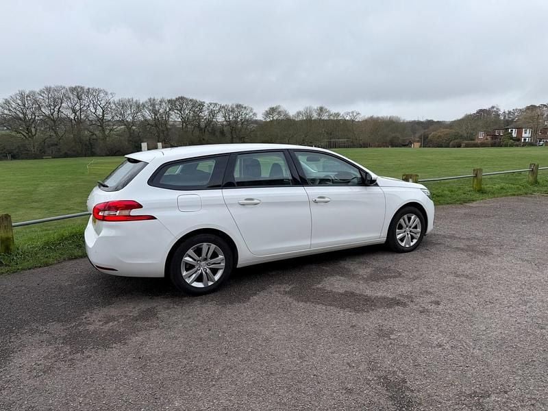 Used Peugeot 308 SW Active Premium 130 HP (95 kW) 2020 White Estate