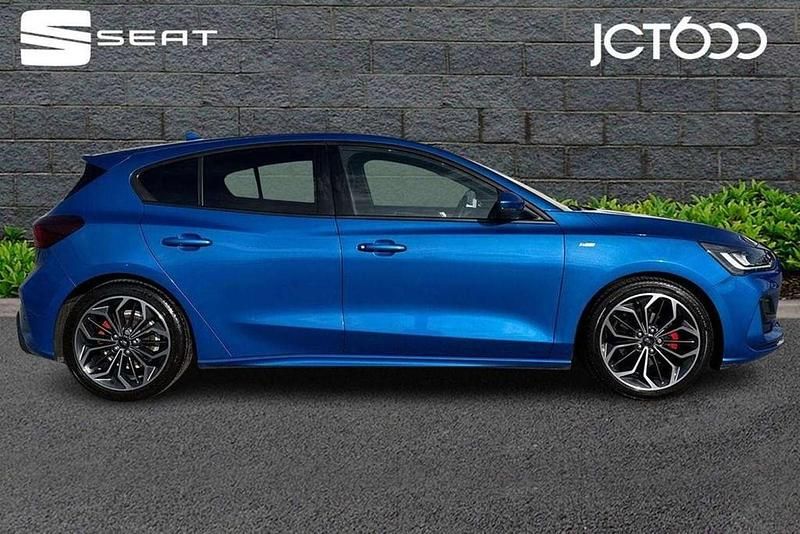 Used Ford Focus ST-Line X 123 HP (90 kW) 2024 Blue Hatchback
