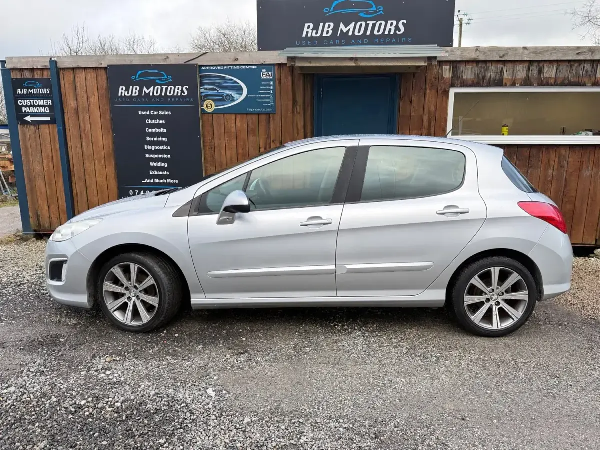Używany Peugeot 308 Active 115 KM (84 kW) 2013 Srebrny Hatchback