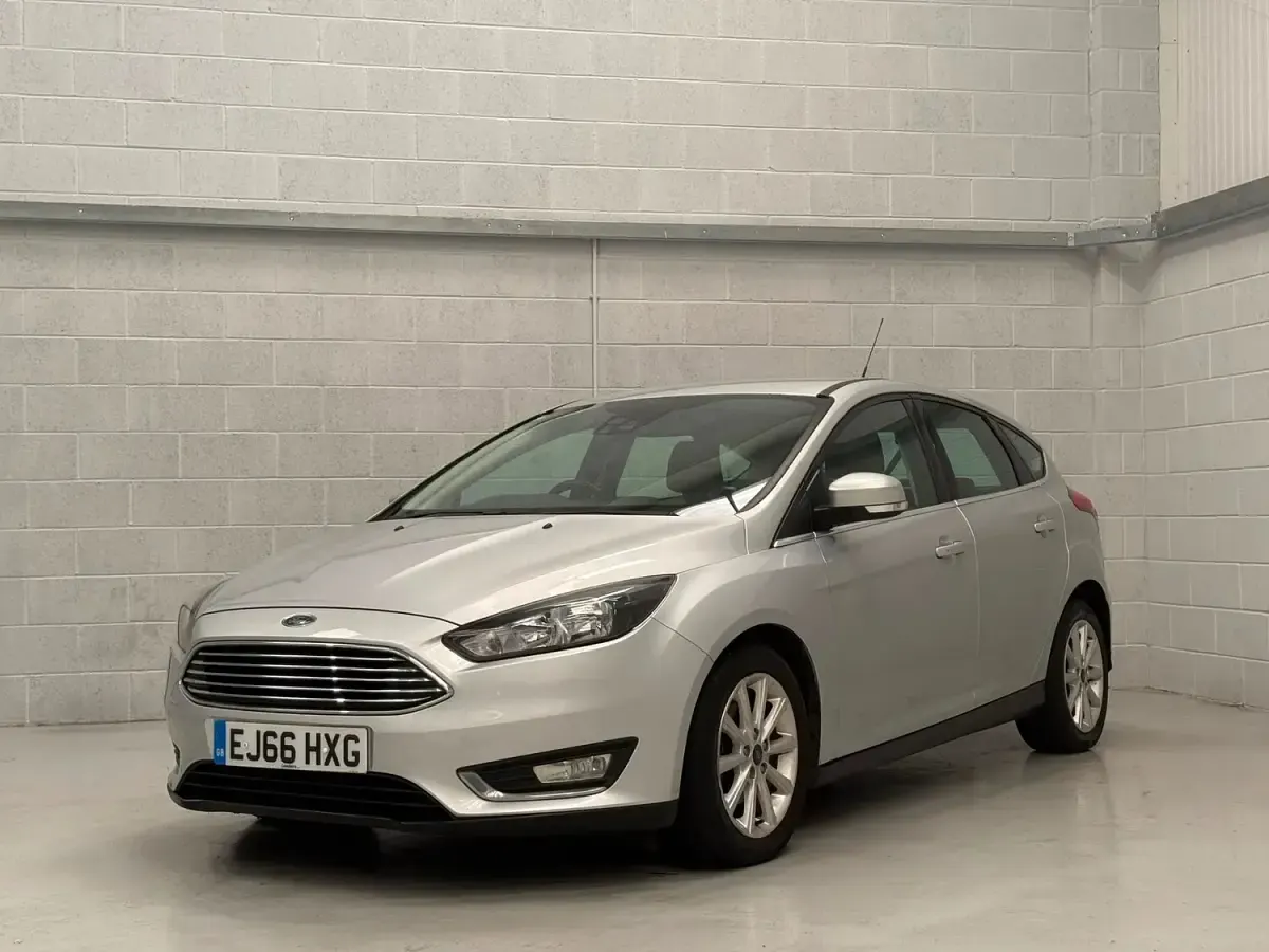 Used Ford Focus Titanium 120 HP (88 kW) 2016 Silver Hatchback