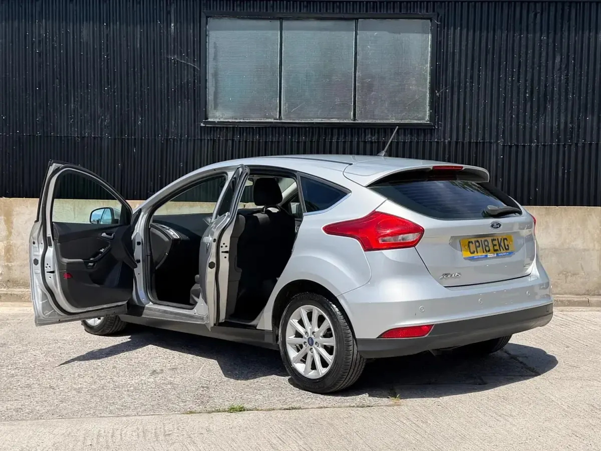 Used Ford Focus Titanium 125 HP (91 kW) 2018 Silver Hatchback