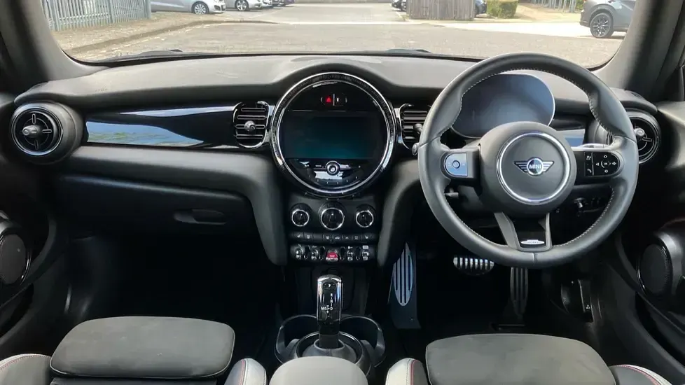 Begagnad Mini Cooper Classic 136 HK (100 kW) 2023 Röd Halvkombi
