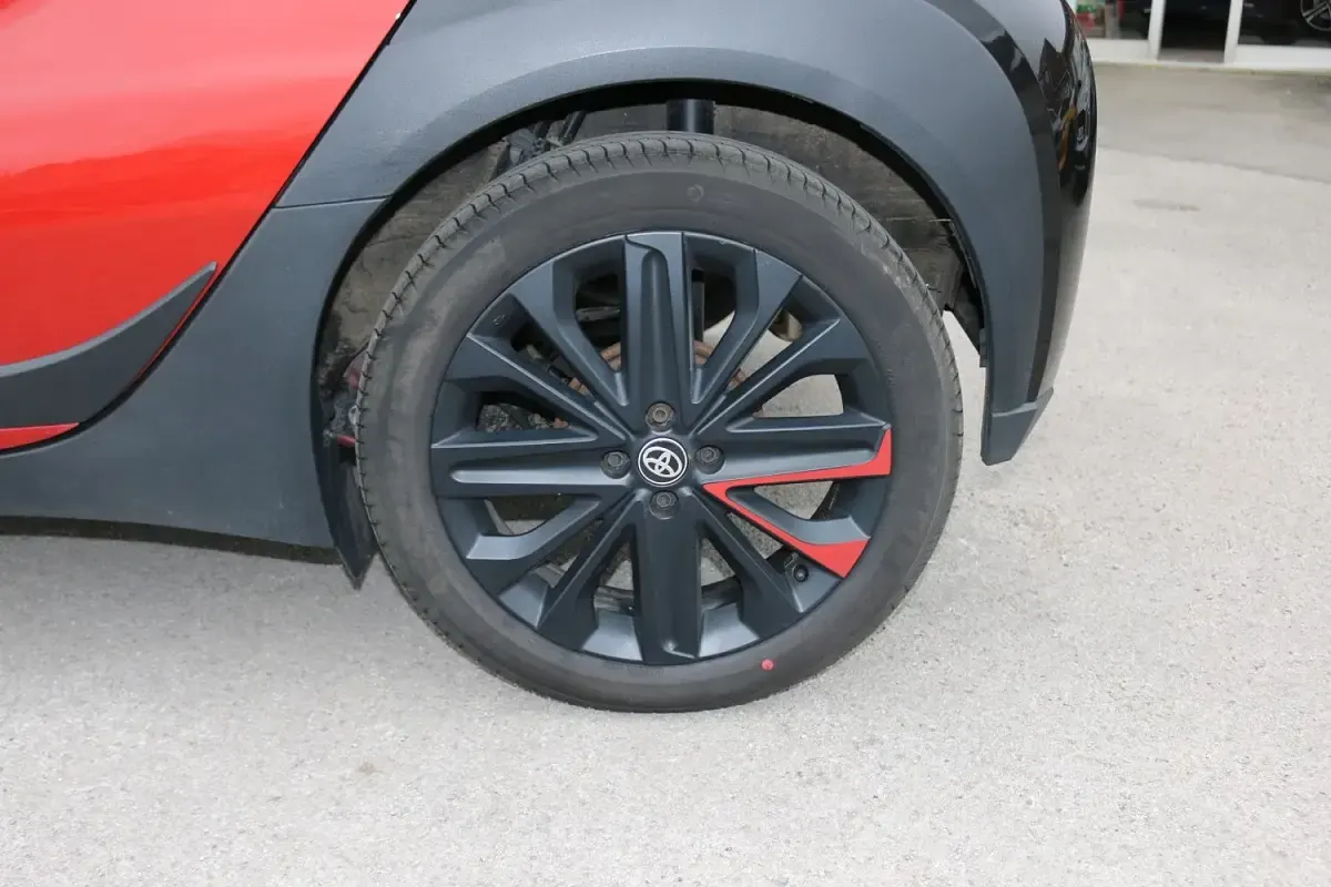 Używany Toyota Aygo X Edition 72 KM (52 kW) 2022 Czerwony SUV
