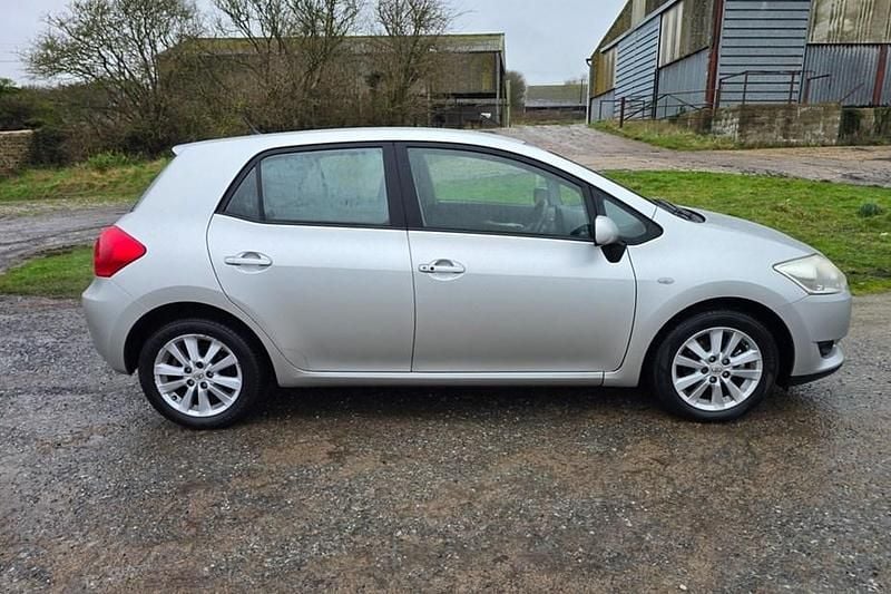 Used Toyota Auris 124 HP (91 kW) 2007 Silver Hatchback