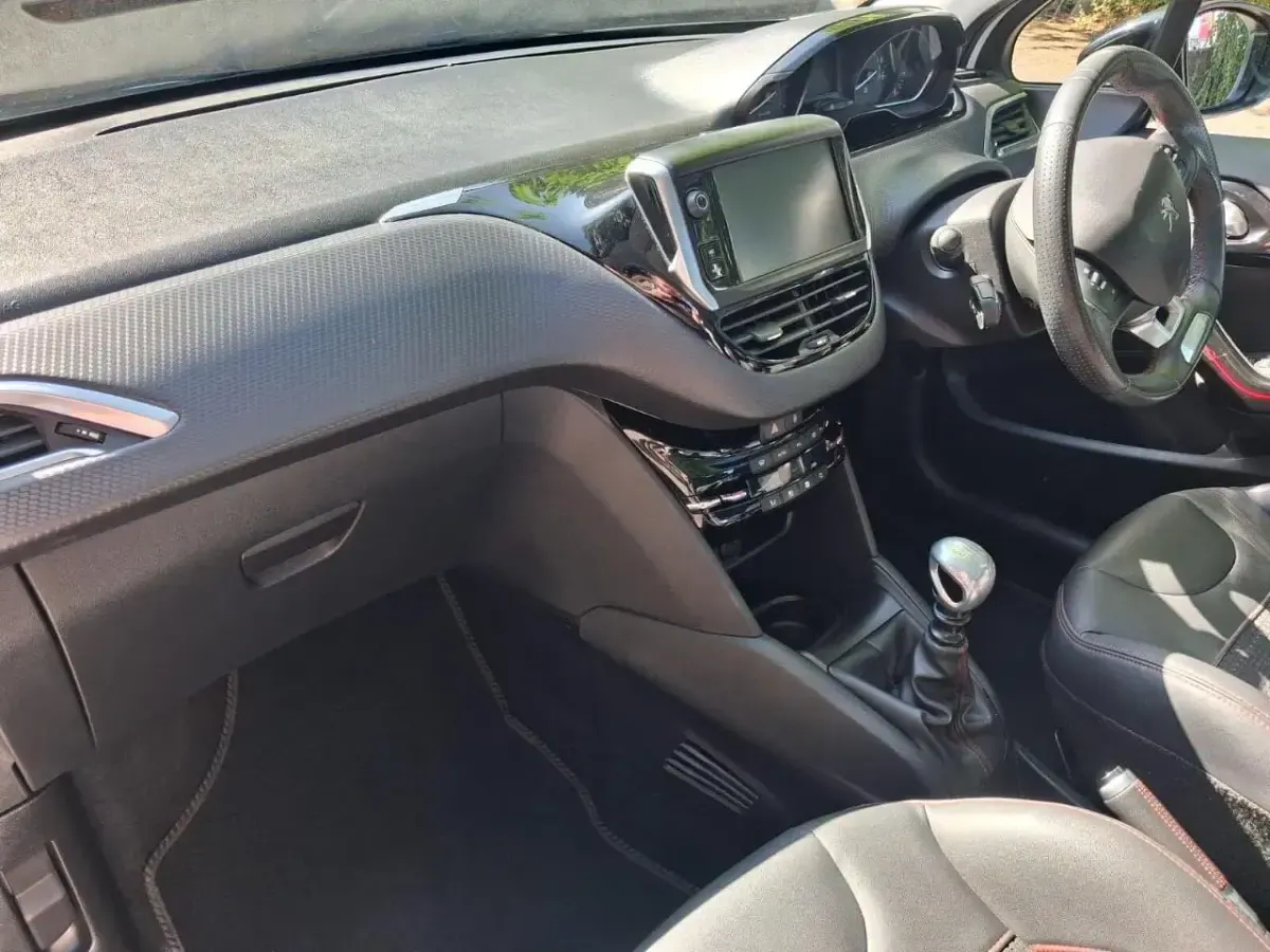 Used Peugeot 208 GT-line 108 HP (79 kW) 2019 White Hatchback