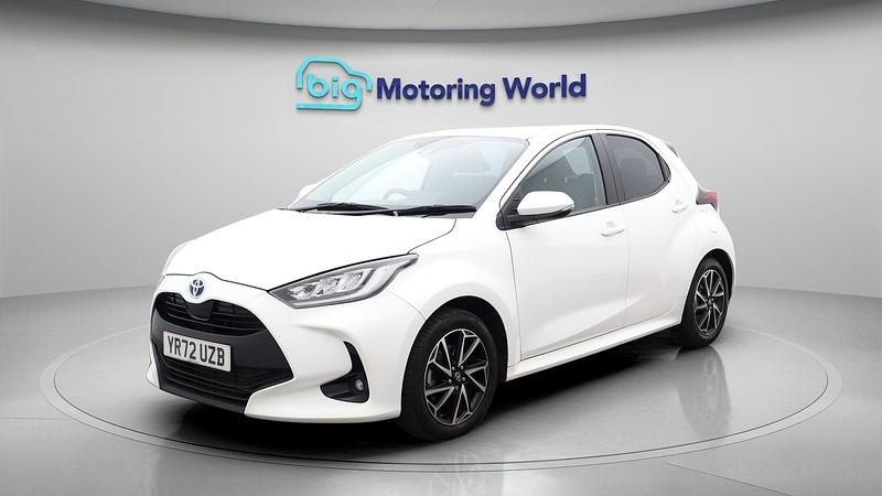 Used Toyota Yaris Hybrid Design 114 HP (83 kW) 2023 White Hatchback