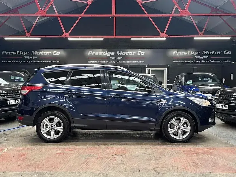 Käytetty Ford Kuga Zetec 138 HP (101 kW) 2013 Sininen Katumaasturi