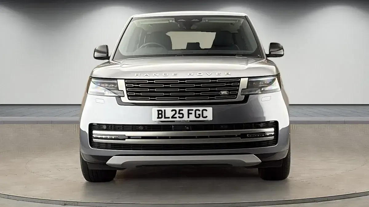 Used Land Rover Range Rover SE 300 HP (220 kW) 2025 Eiger grey SUV