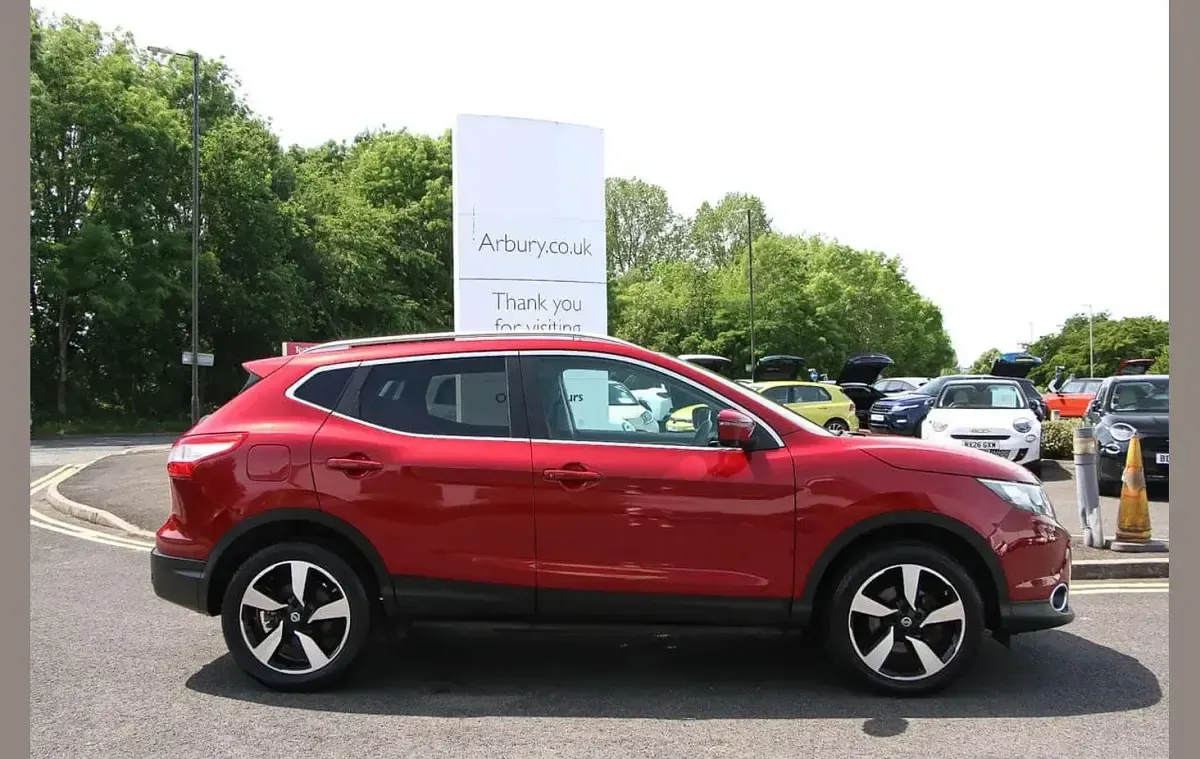 Used Nissan Qashqai N-TEC 115 HP (84 kW) 2016 Red SUV
