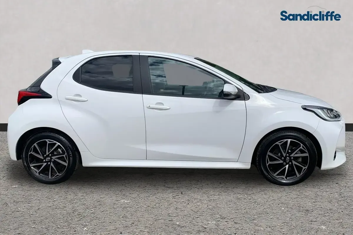 Second-hand Toyota Yaris Hybrid Design 116 CP (85 kW) 2024 Alb Hatchback